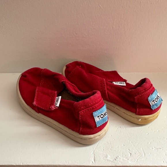 🛍️ Bright candy apple red, baby Tom’s, size 5 🍎 - Picture 10 of 11
